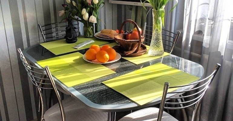 Стеклянный стол: яркий акцент в интерьере кухни
